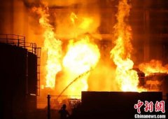 南京一化工厂爆炸：火势15米高 4人被灼伤（图）